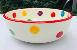 Schüssel mit bunten Punkten